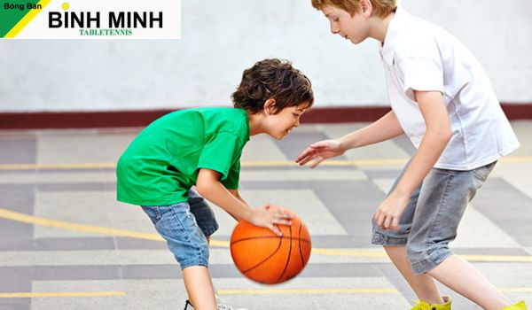 Bóng rổ được xem là một trong các môn thể thao giúp trẻ con tăng phản xạ
